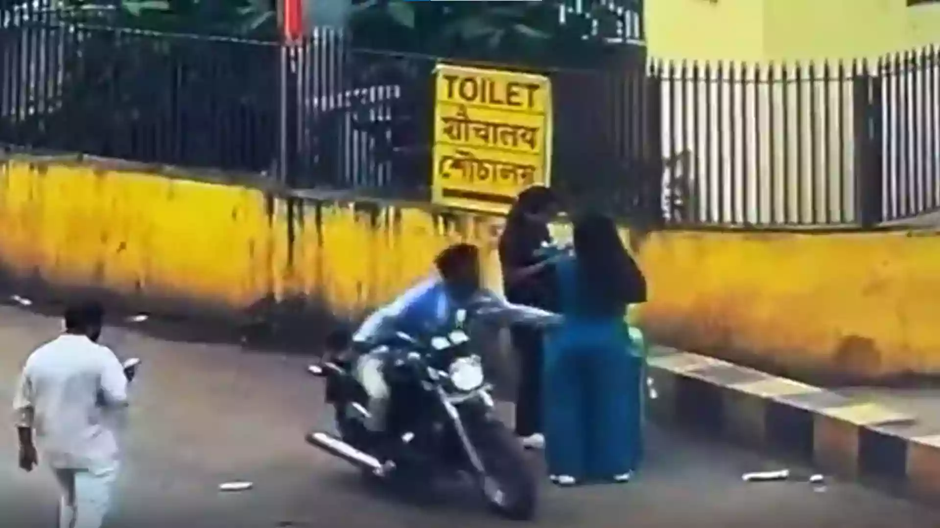 Biker snatches woman's bag in broad daylight at Shalimar station, crime caught on CCTV | WATCH