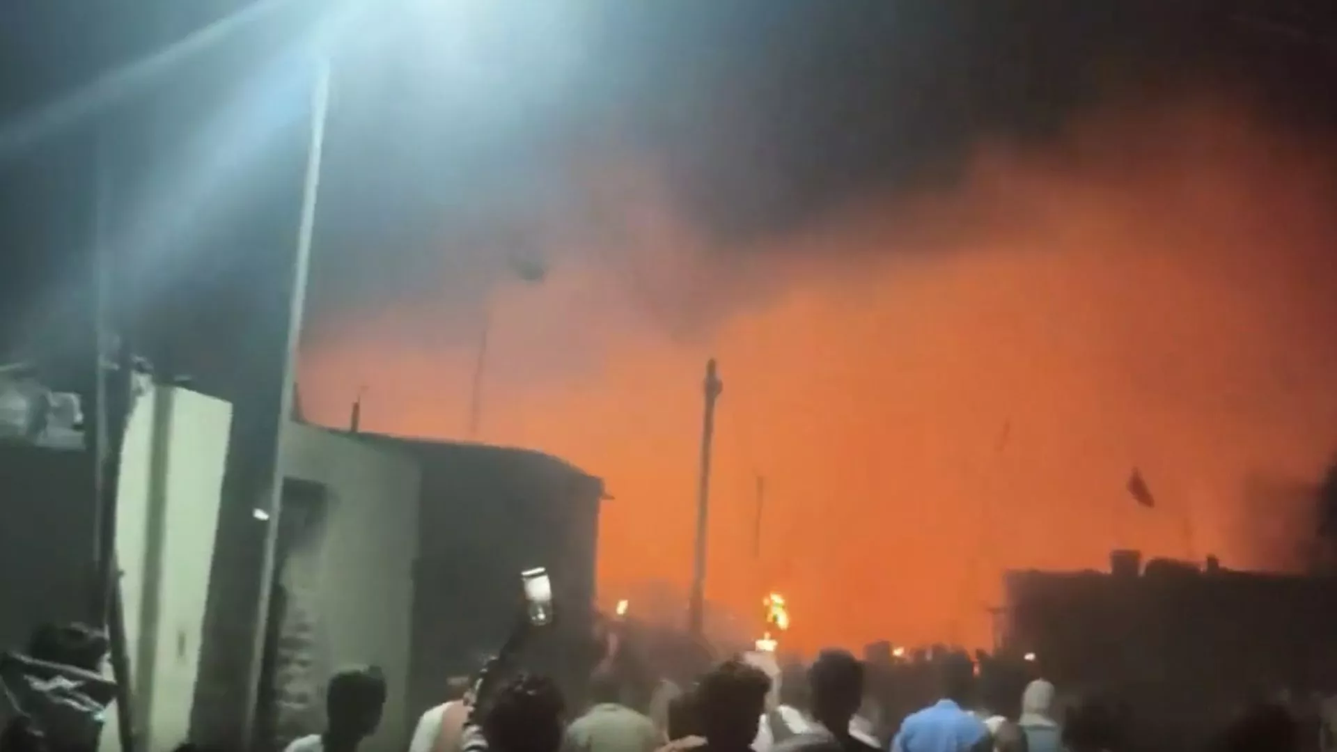 Massive blaze in West Champaran village leaves over 45 houses gutted, families homeless | WATCH 