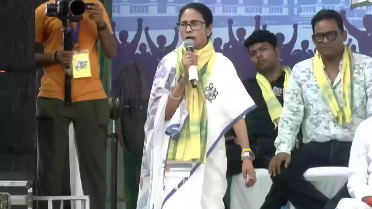 “Raiding TMC offices, my plane & security staff”: Mamata calls BJP “shameless,” urges voters to reject them