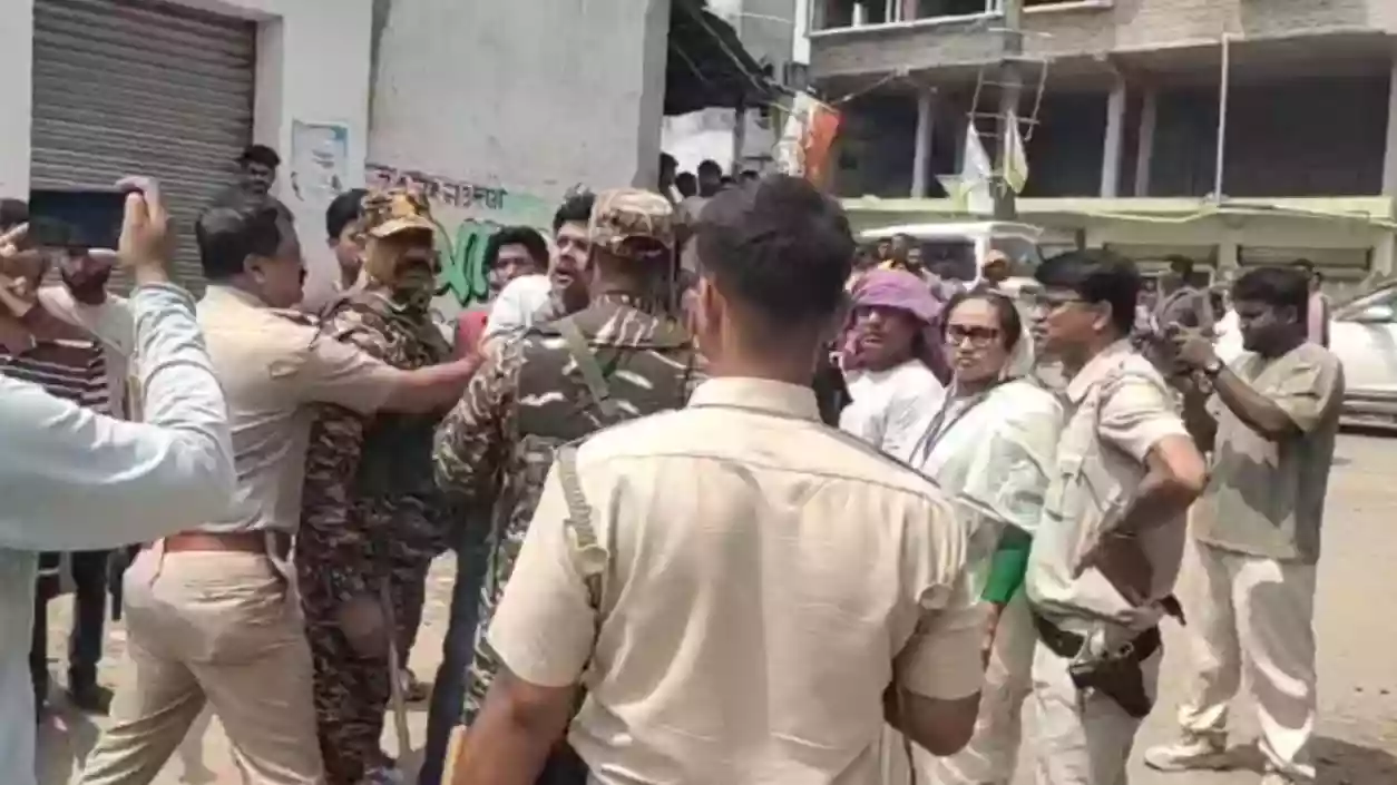 Clash erupts between TMC workers and Humayun Kabir in Murshidabad's Nowda