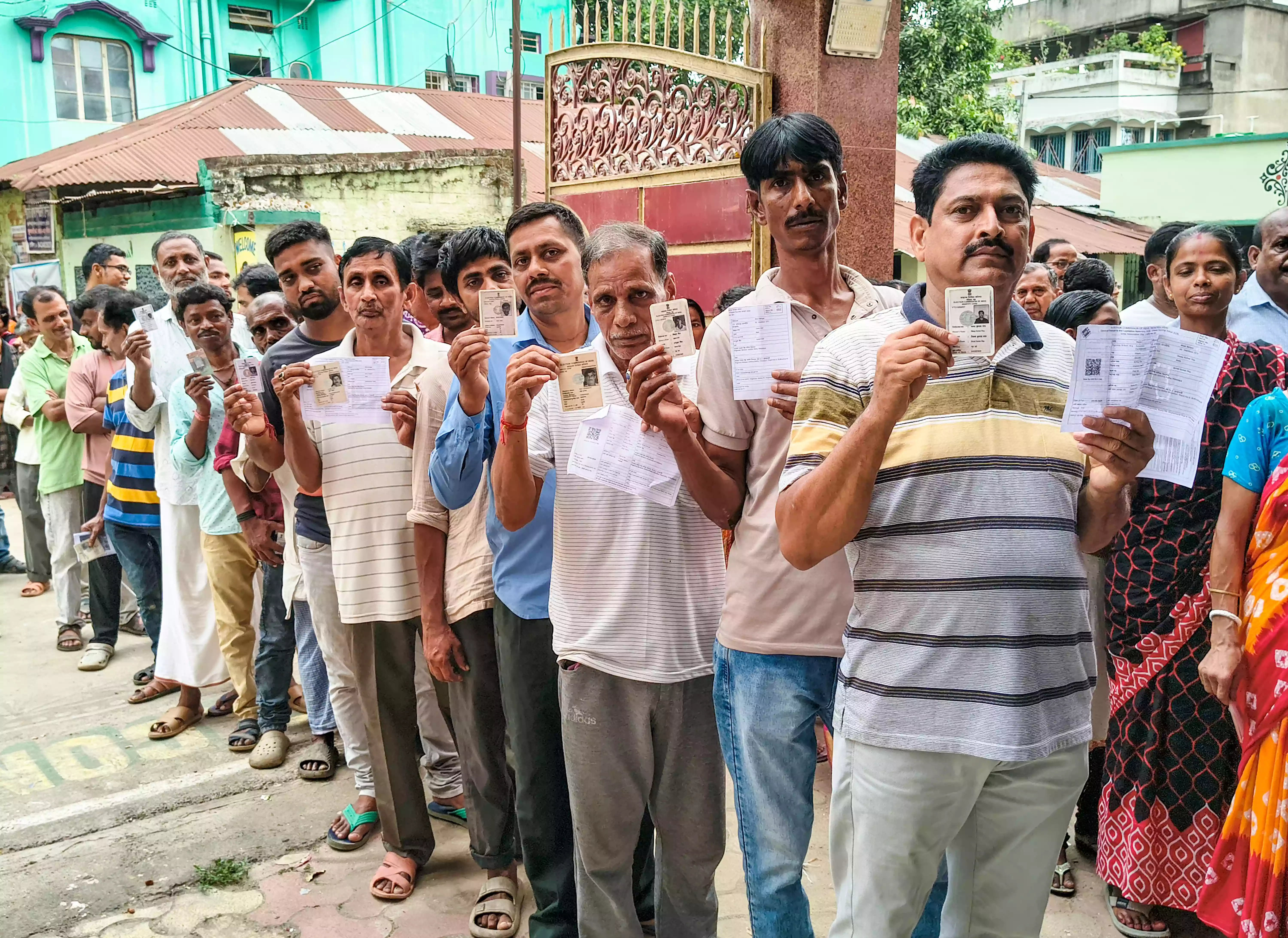 Entire polling team  removed for abandoning station for lunch in West Midnapore