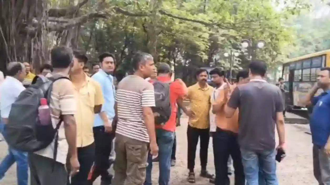 Polling staff protest in Durgapur over bus shortage ahead of Phase 2 voting