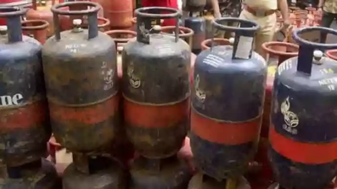 Commercial LPG crosses 3,000-mark; Kolkata sees steepest rise of ₹994