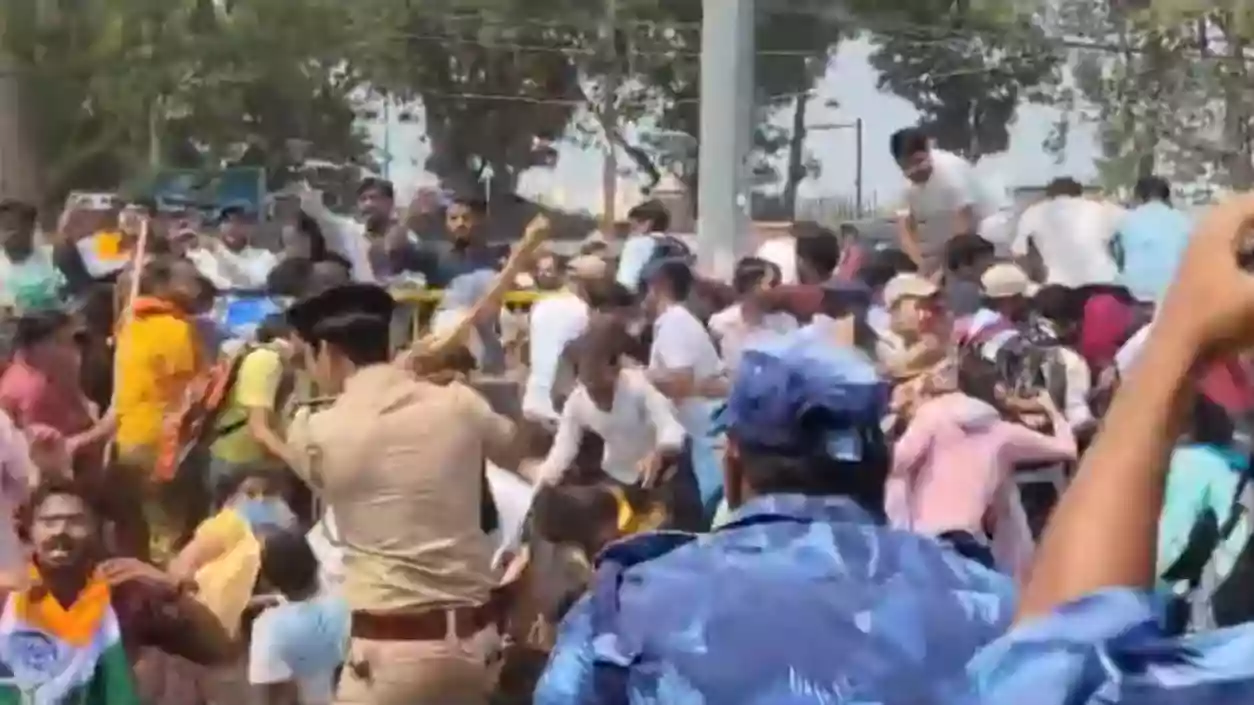 Lathi charge on aspiring teachers in Patna over protest against notification delay