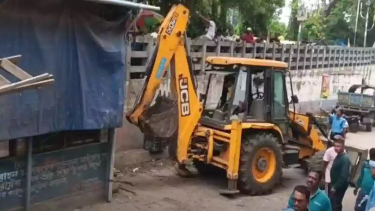 Bulldozer razes illegal toll booth at Hooghly's Konnagar