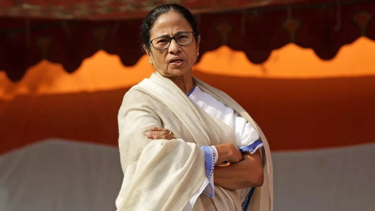 Mamata criticises Bengal govt, expresses solidarity with hawkers amid eviction allegations 