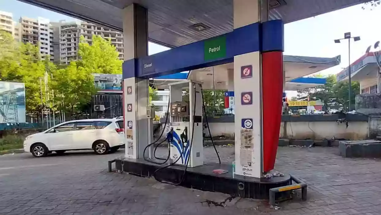Oil companies losing 550 cr daily even after increasing prices 4 times