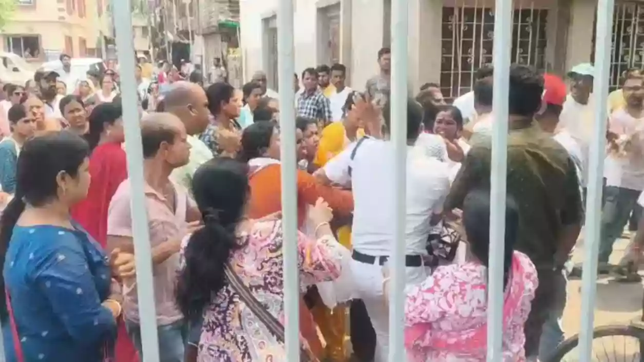 Clashes erupt between artists & Papiya supporters; RAF deployed after stone-pelting