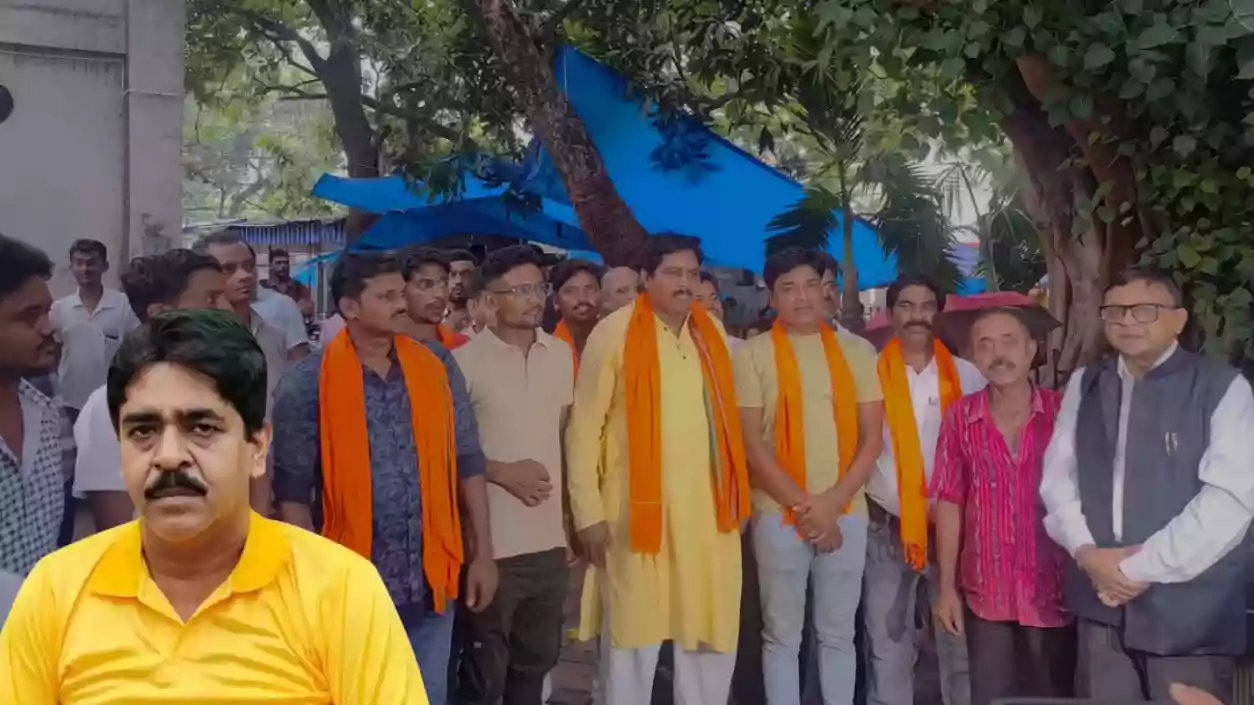 Protesters wait for Saokat Molla with fish and eggs outside court, play ‘Mach Chor’ & demand his hanging