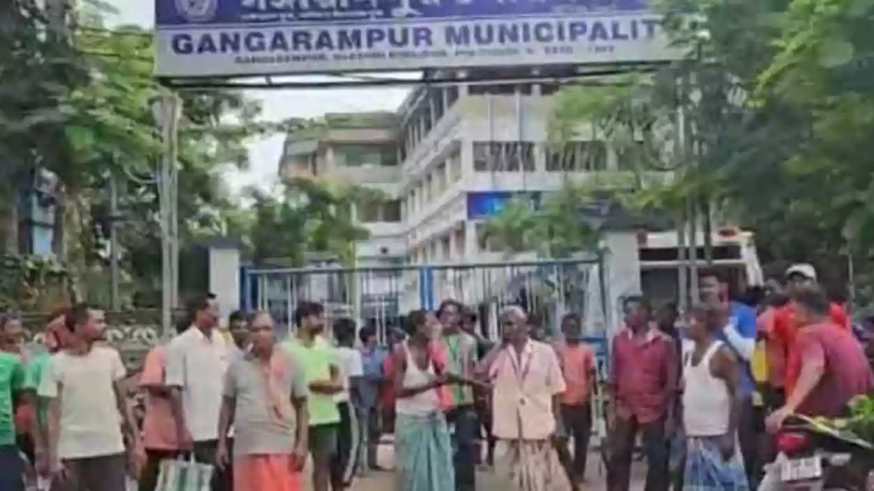 Protest erupts in Gangarampur Municipality over unpaid wages; sanitation workers lock main gate