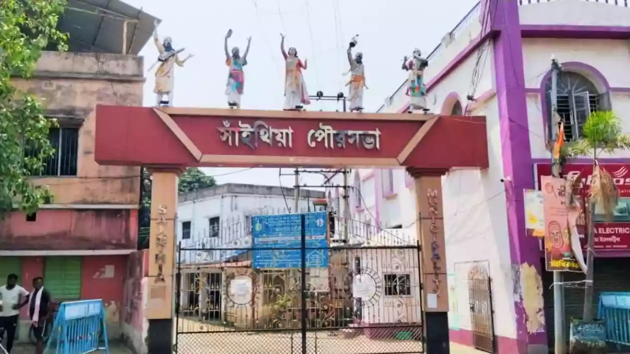 Sainthia municipal board collapses as chairman and 14 councillors resign in Birbhum