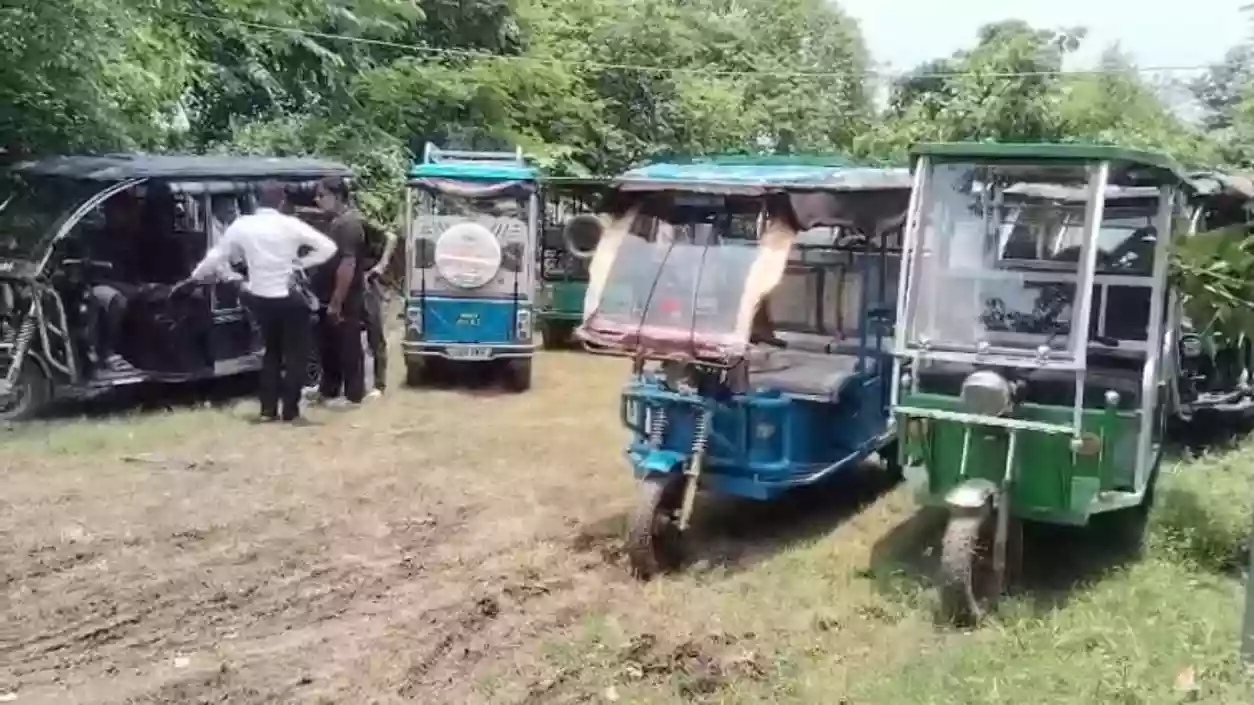 Police seize e-rickshaws during crackdown on illegal toto stand in Howrah