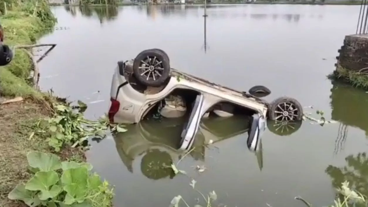 Private car overturns and falls into pond in Medinipur, 3 injured