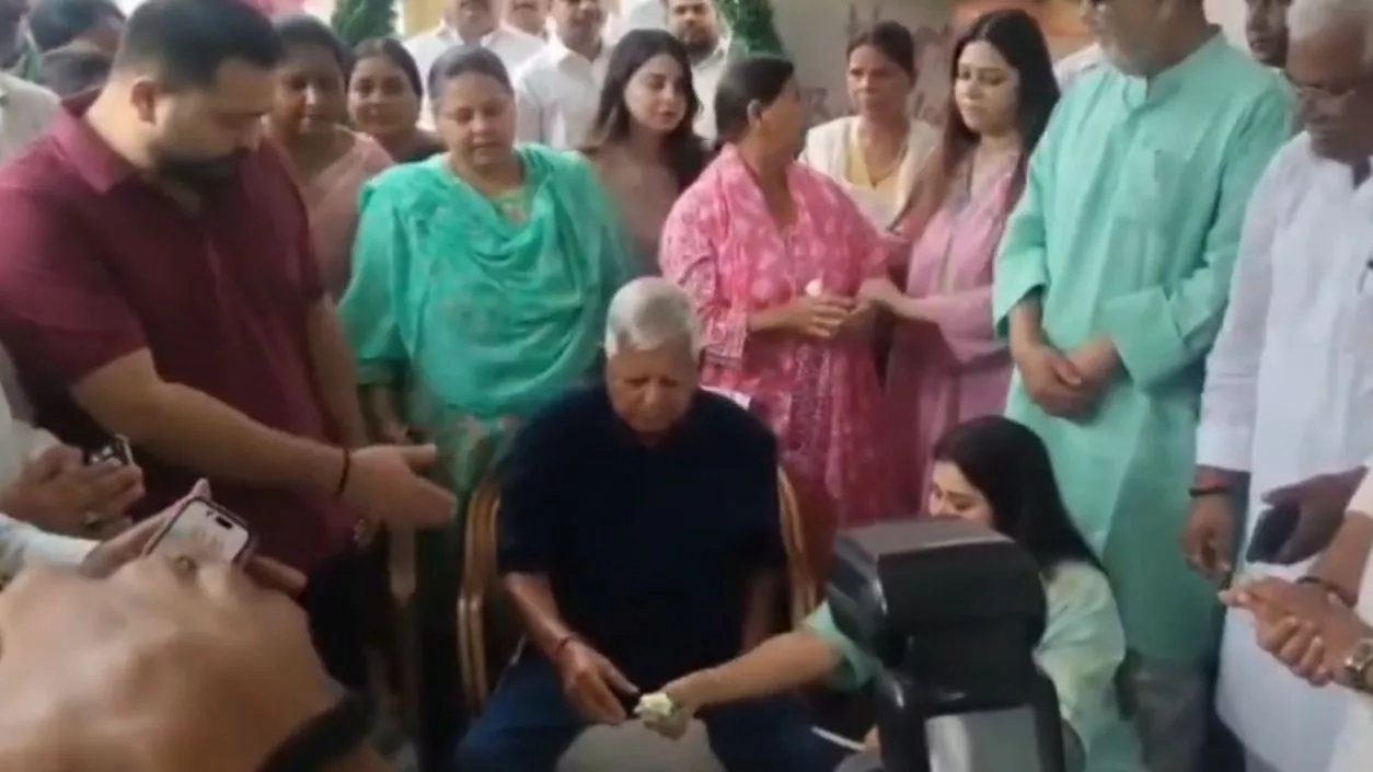 Lalu Prasad celebrates 79th birthday in Patna; Bihar CM, Stalin extend greetings