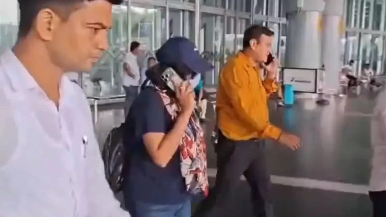 Saayoni Ghosh returns to Kolkata with face covered amid 'rebel TMC' talks