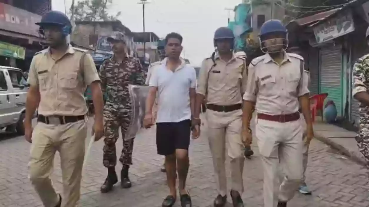 'Pushpa' Jahangir Khan paraded through Falta in shorts | Watch