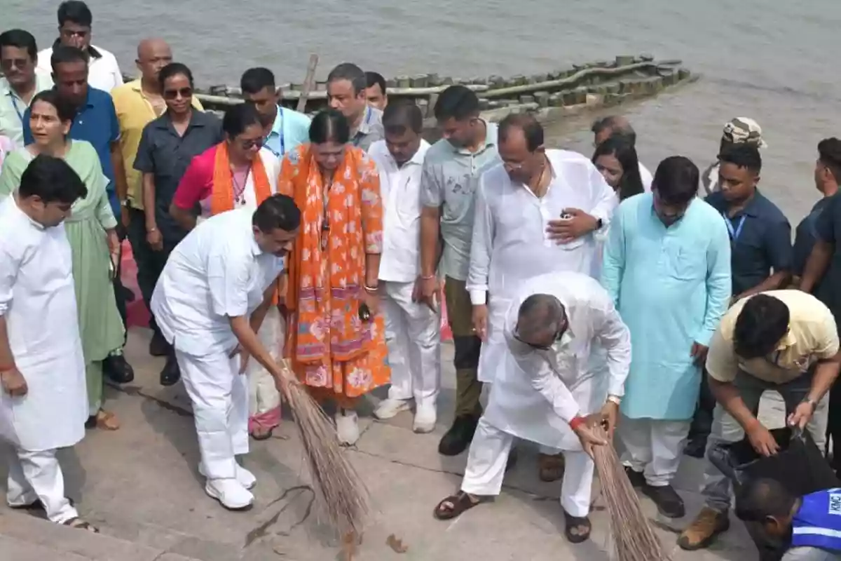 CM Suvendu sweeps Baghbazar ghat along with Tapas and Agnimitra