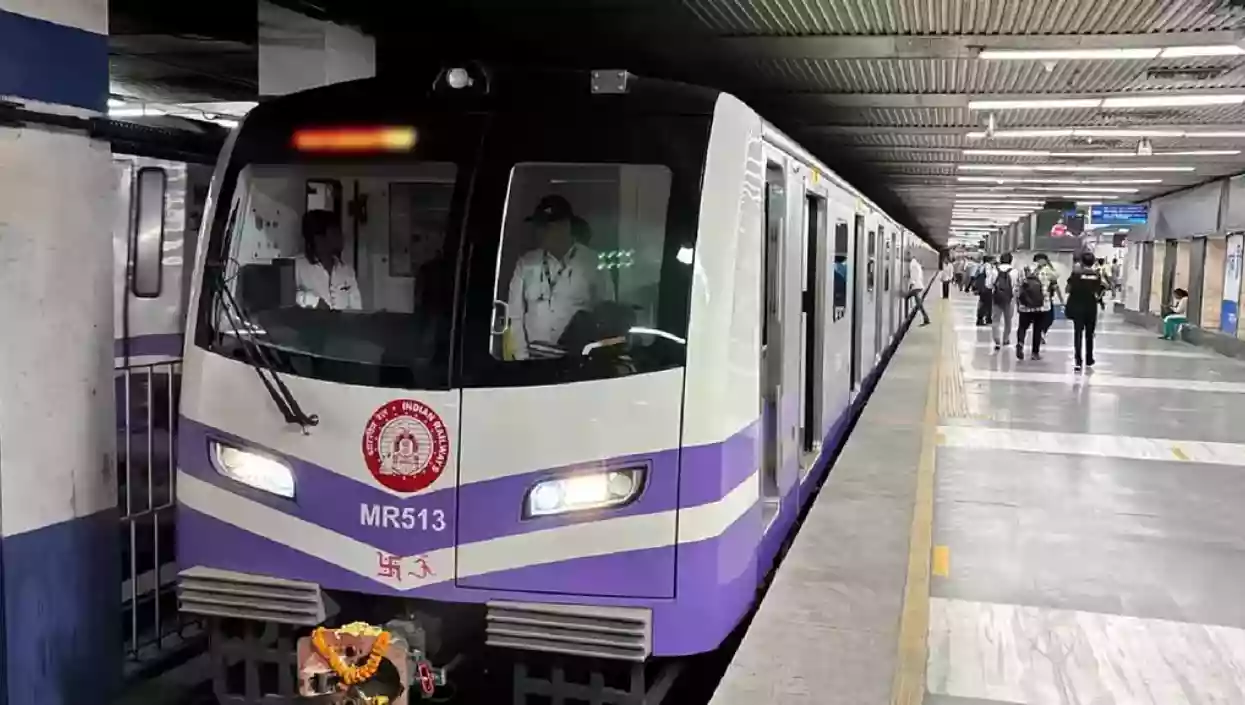 Smoke detected in Dum Dum-bound Kolkata Metro, passengers deboarded at Rabindra Sarobar
