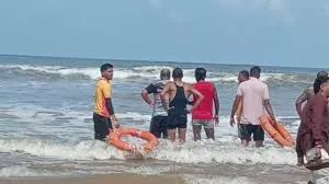 महाराष्ट्र के रत्नागिरी के समुंद्र में संभाजीनगर के 8 लोग डूबे, 3 बचाए गए और 5 लापता