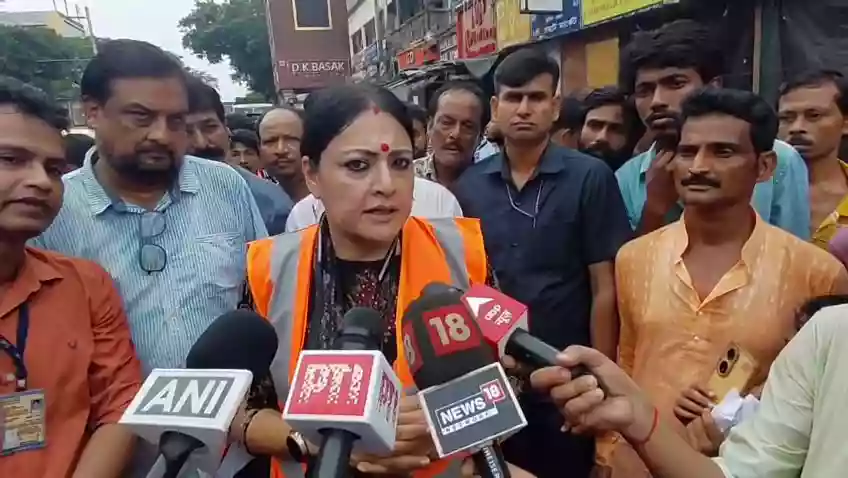 गरियाहाट बाजार में मंत्री अग्निमित्रा पाल का औचक निरीक्षण