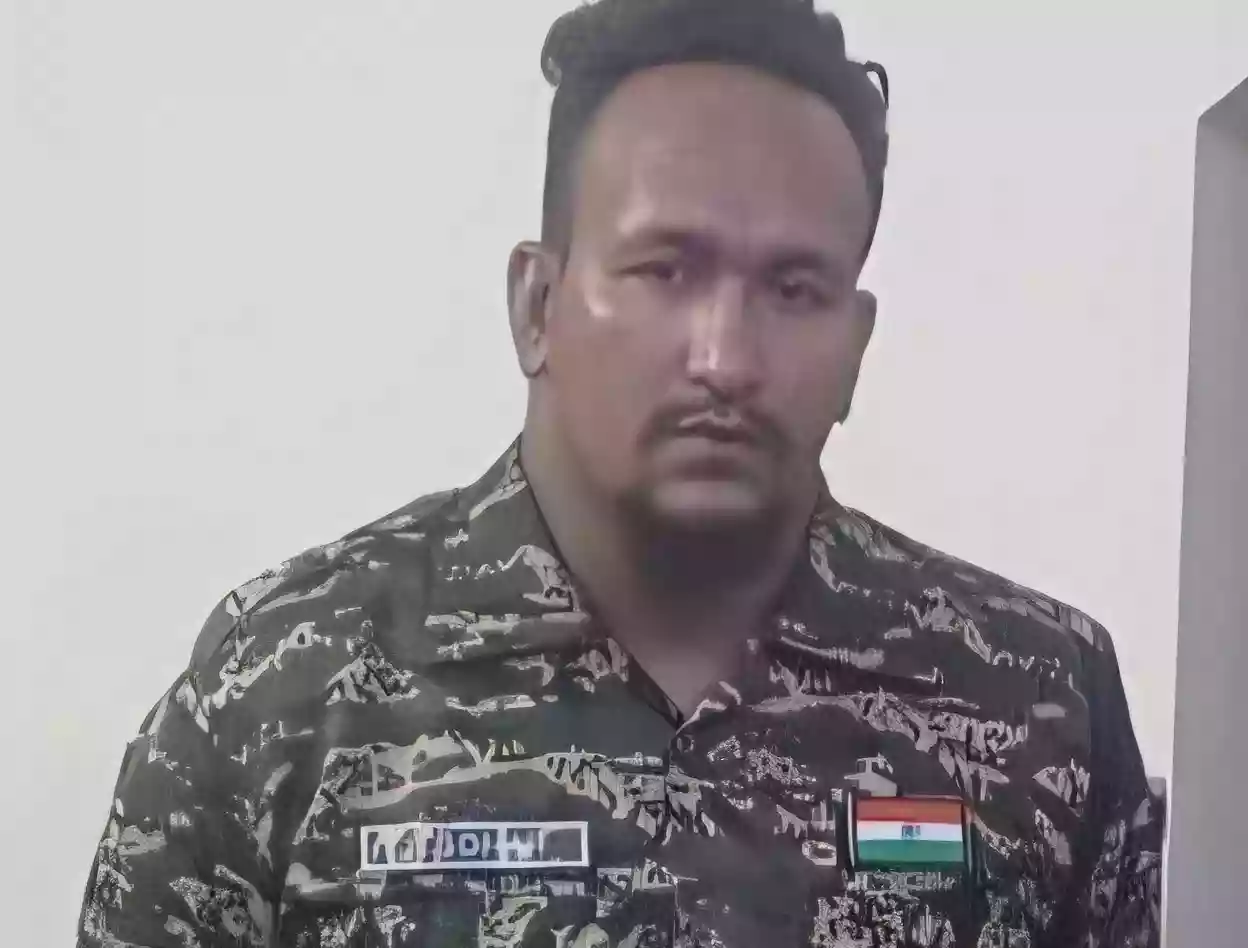 Security guard held for roaming in Commando dress near Fort William