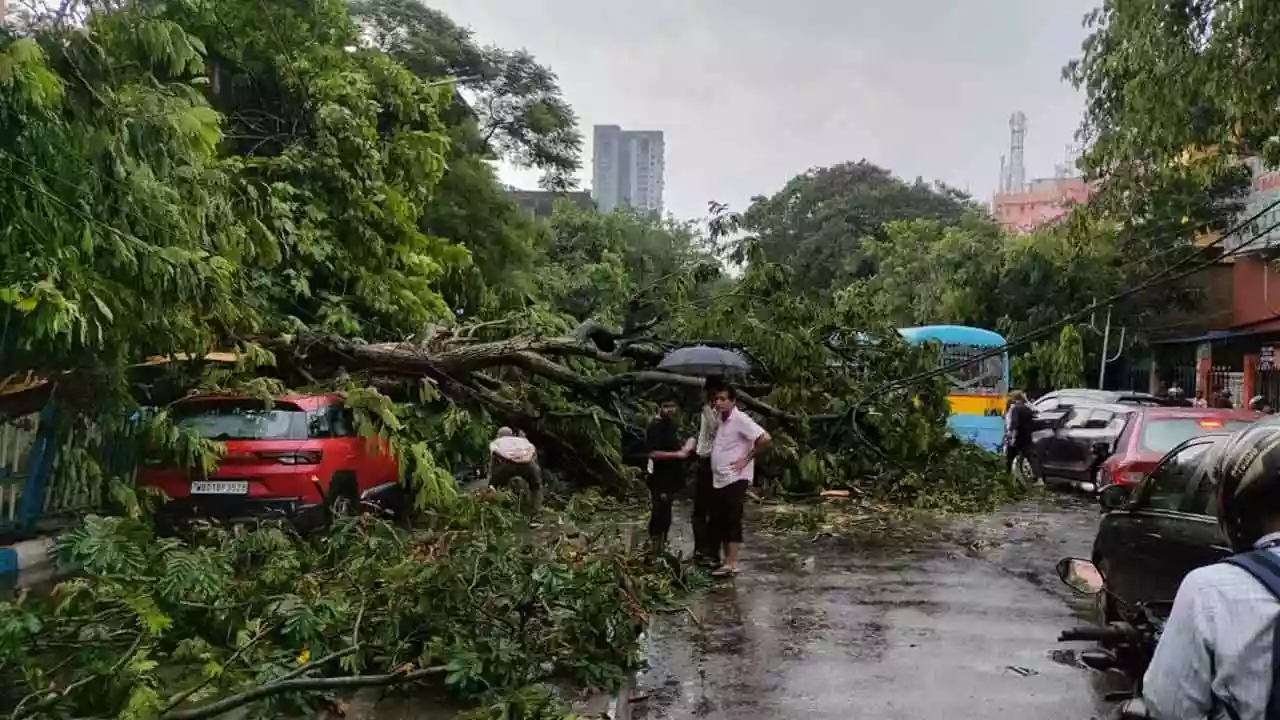 कालबैसाखी का तांडव, 75 किमी की रफ्तार से चली आंधी से कांपा कोलकाता