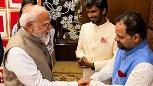 पीएम नरेन्द्र मोदी से मिले 'पंचायत' के चर्चित किरदार बिनोद और भूषण