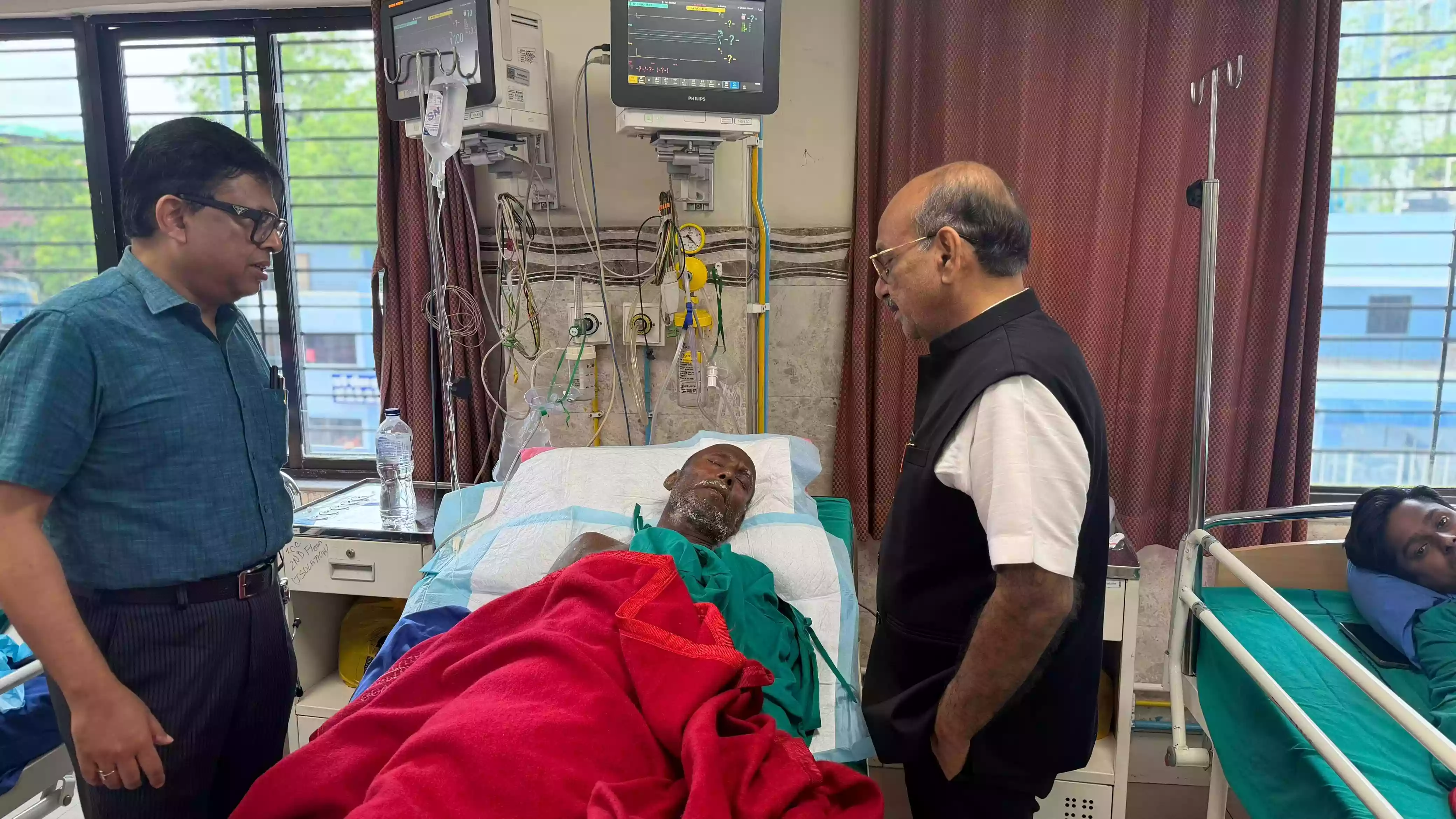 तारातला हादसे के घायलों से एसएसकेएम अस्पताल में मिले मंत्री अजय कुमार पोद्दार