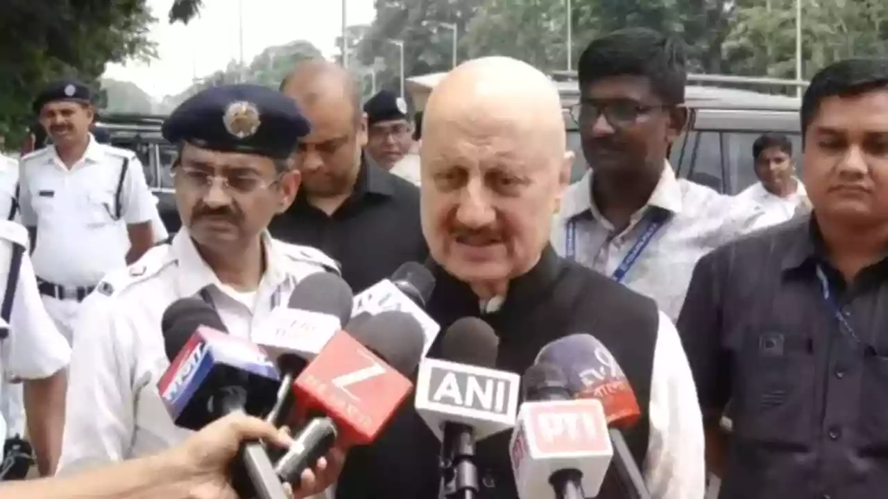 अनुपम खेर ने मुख्यमंत्री से कहा-बंगाल में एक्टिंग स्कूल खोलना चाहते हैं