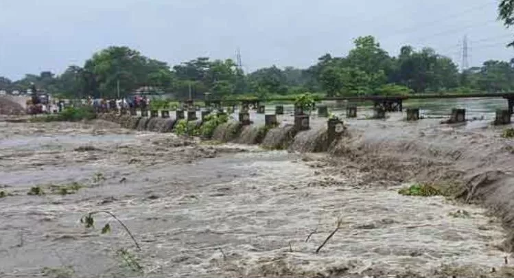 फालाकाटा–अलीपुरद्वार मार्ग पर चरतोरसा डायवर्सन बहा, लोगों की बढ़ी मुश्किलें