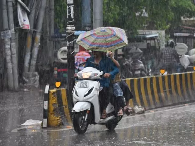 उत्तर बंगाल में भारी बारिश का कहर जारी, तीन जिलों में रेड अलर्ट