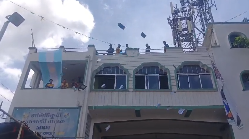 Relief materials, pamphlets thrown from roof of Ex-MLA Manoj Tiwari's godown in Howrah's Shibpur