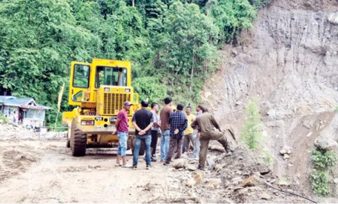भूस्खलन से पर्यटन स्थल को क्षती, पर्यटन ठप एवं 150 से अधिक दुकानें बंद