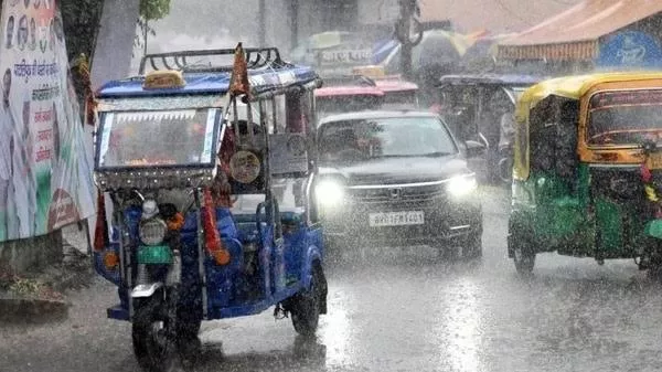पश्चिम बंगाल में भारी वर्षा का अलर्ट, कई जिलों में वज्रपात की चेतावनी जारी