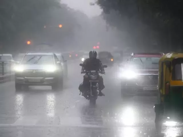 निम्न दबाव का असर, बंगाल में झमाझम बारिश के आसार