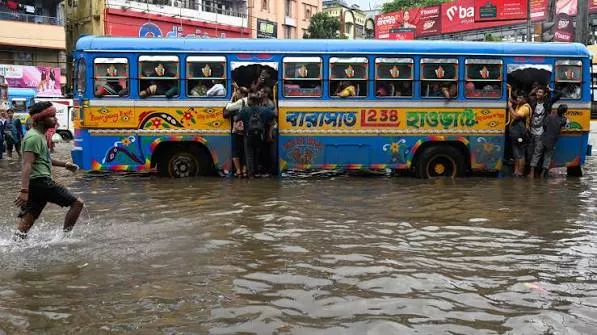 लगातार बारिश से कोलकाता के कई इलाके जलमग्न, सड़क यातायात और हवाई सेवाएं प्रभावित