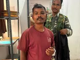 लातेहार में 20 लाख का इनामी माओवादी रविंद्र गंझू गिरफ्तार, एके-56 समेत भारी मात्रा में हथियार बरामद