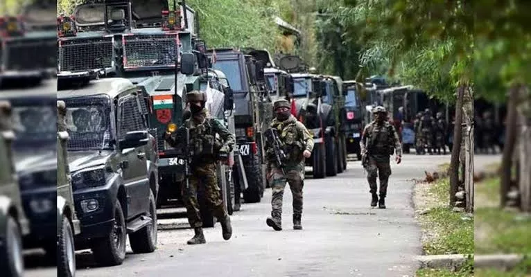 जम्मू कश्मीर के उरी में एलओसी के पास सुरक्षाबलों ने हथियार और गोला-बारूद किया बरामद