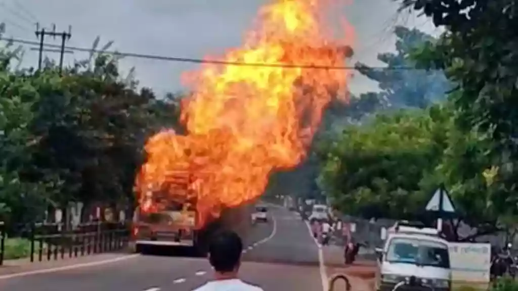 CNG-laden lorry catches fire near school in Bankura, flames engulf about 10 bikes