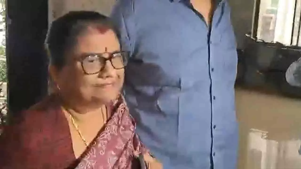 नगरपालिका भर्ती घोटाला : ईडी के सामने पेश हुईं मदन मित्र की पत्नी अर्चना मित्र