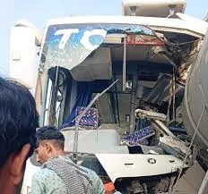 बिहार के रोहतास जिले में कंटेनर से टकराई पर्यटक बस, 10 घायल
