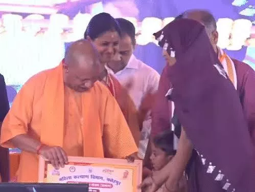 सपा-कांग्रेस की देन हैं नकल माफिया, इनकी जगह जेल या जहन्नुम : योगी आदित्यनाथ