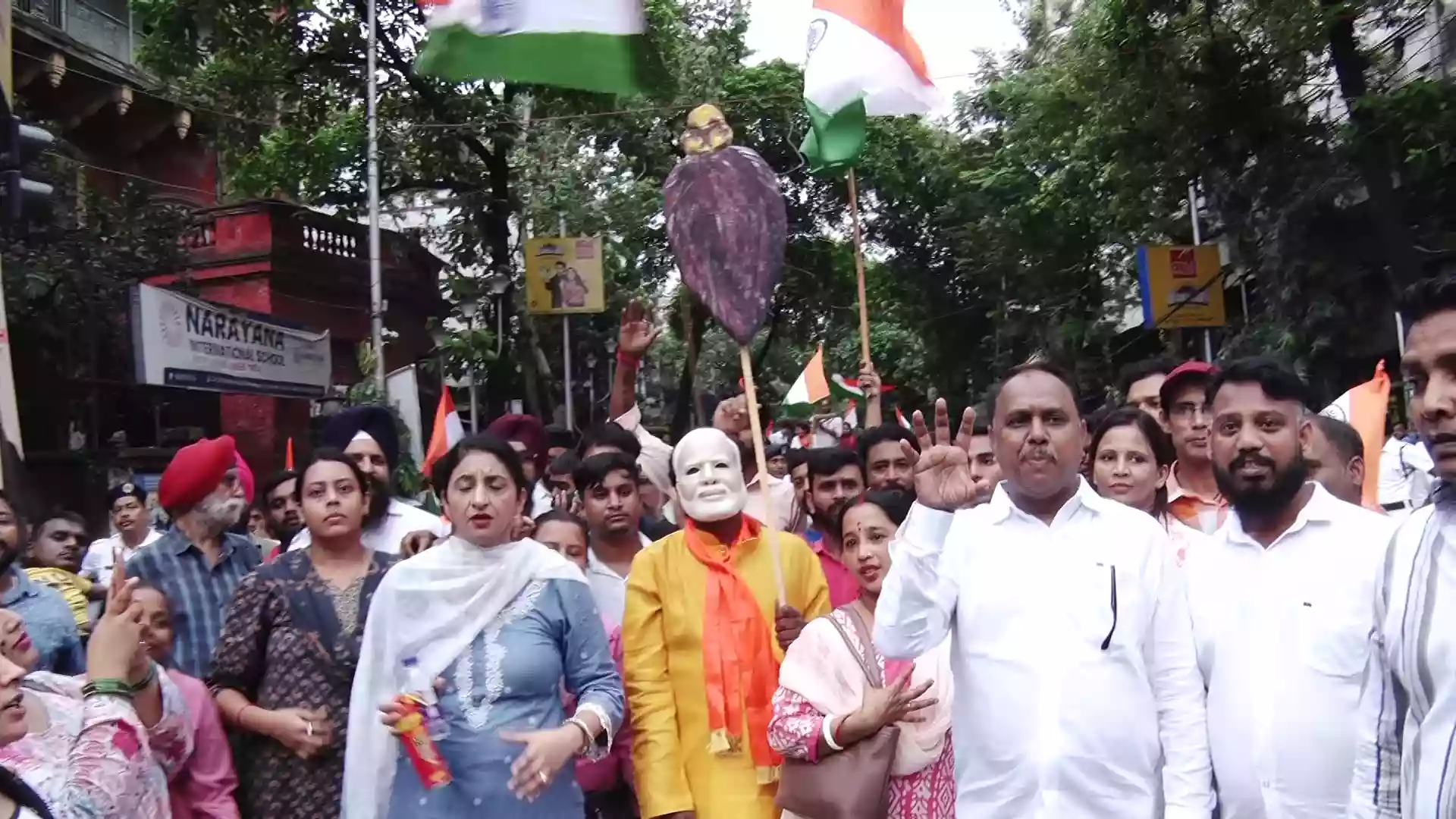 'अराजकता बर्दाश्त नहीं', राष्ट्रीय ध्वज थामकर सड़कों पर उतरी भाजपा