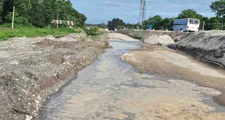 ईस्ट-वेस्ट कॉरिडोर निर्माण में पाइप फटा, तीन गांवों में जल संकट से हाहाकार